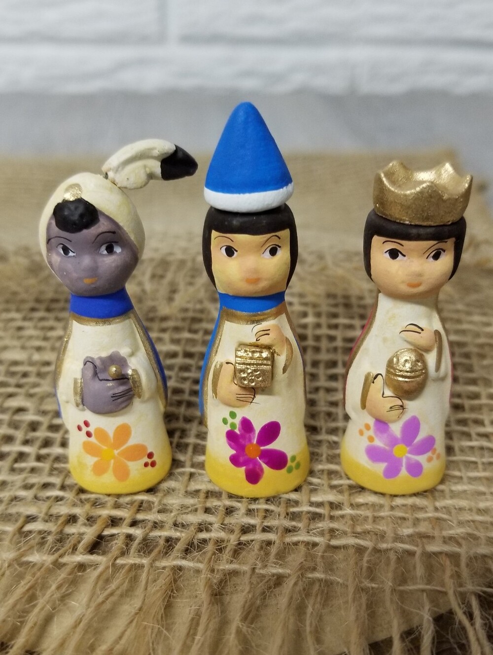 Miniature Ceramic Nativity Set - Picture 4 of 11